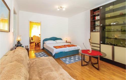 Two-bedroom Holiday Home In Bakarac