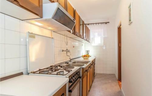 Two-bedroom Holiday Home In Bakarac