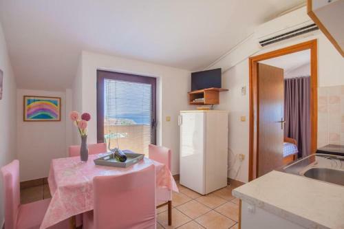 Hostal Beautiful Beachfront Apartments Komesic