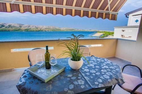 Hostal Beautiful Beachfront Apartments Komesic