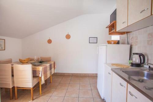 Hostal Beautiful Beachfront Apartments Komesic