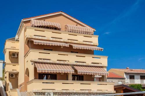 Hostal Beautiful Beachfront Apartments Komesic