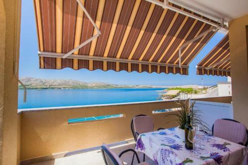 Hostal Beautiful Beachfront Apartments Komesic