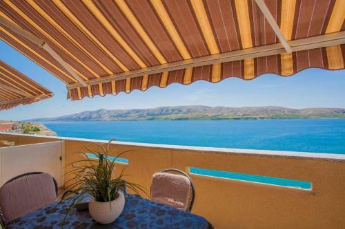 Hostal Beautiful Beachfront Apartments Komesic