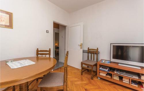 Three-bedroom Apartment In Biograd