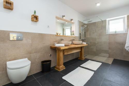 Villa Deni - Four Bedroom Villa With Pool