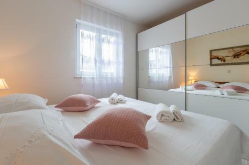 Villa Deni - Four Bedroom Villa With Pool