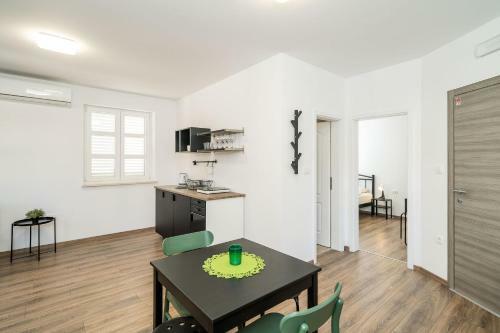 Hostal Residence & Pool Villa Schwarz Suites