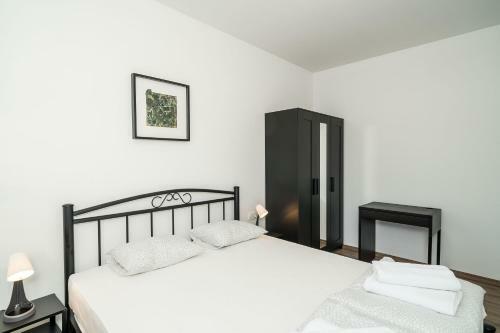 Hostal Residence & Pool Villa Schwarz Suites