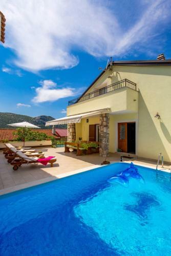 Villa Natura With Pool