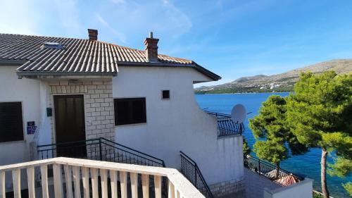 Inviting 3-bed Apartment In Okrug Donji Beachfront