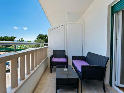 Modern Apartment In Drvenik With Balcony