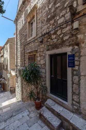 Apartamentos Old Town Charming Nest