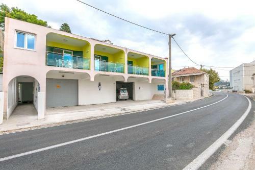 Apartments Road Star