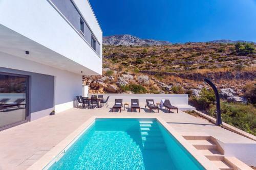 Duce Villa Sleeps 8 With Pool