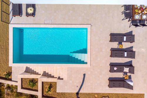 Duce Villa Sleeps 8 With Pool