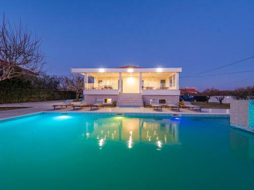 Spacious Holiday Home In Galovac With Jacuzzi