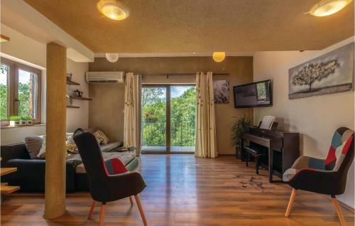 Three-bedroom Holiday Home In Grizane