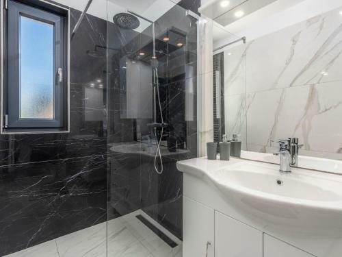 Villa For Up To 10 Guests With Private Pool And Garden