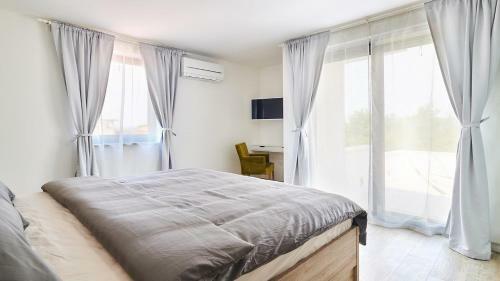Hostal Elegant Villa Dolcea With A Swimming Pool