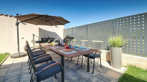 Hostal Elegant Villa Dolcea With A Swimming Pool