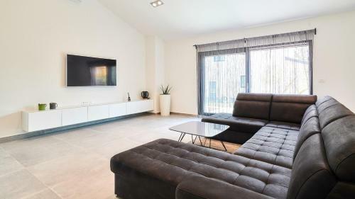 Hostal Elegant Villa Dolcea With A Swimming Pool