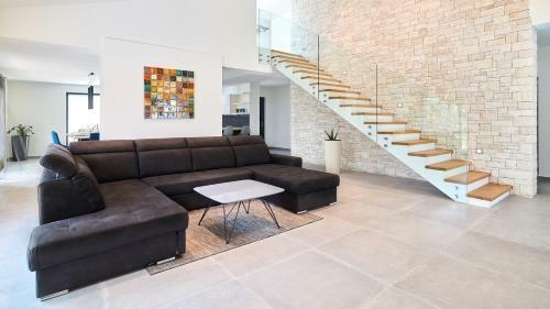 Hostal Elegant Villa Dolcea With A Swimming Pool