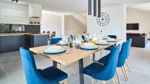Hostal Elegant Villa Dolcea With A Swimming Pool