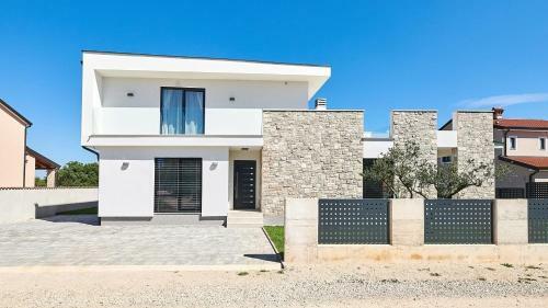 Hostal Elegant Villa Dolcea With A Swimming Pool