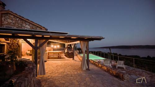Heritage Stonehouse Jure