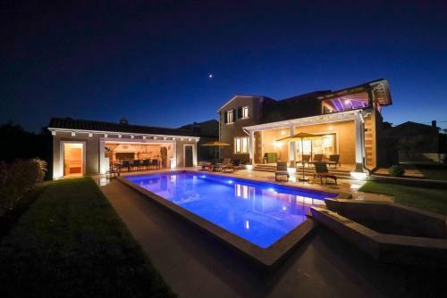 Villa Jakob With Pool And Sauna
