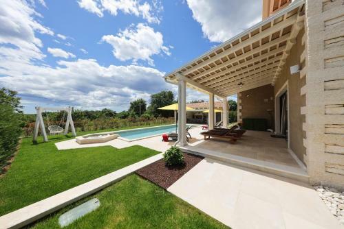 Villa Jakob With Pool And Sauna