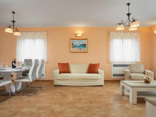 Holiday Home Dori - Lbn394