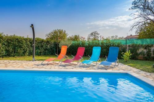 Delightful Villa With Pool For 6 Persons