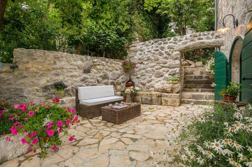 Luxury Villa Lipa With Hot Tub