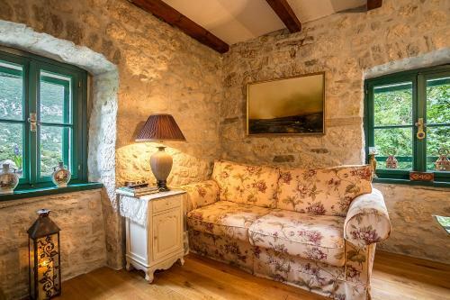 Luxury Villa Lipa With Hot Tub