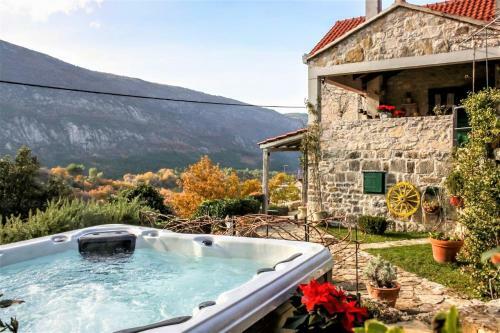 Luxury Villa Lipa With Hot Tub