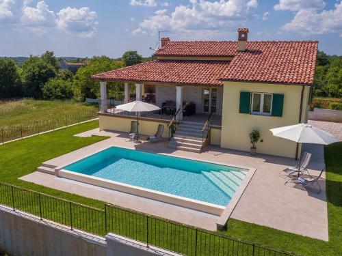Peaceful Villa In Dubravci With Swimming Pool