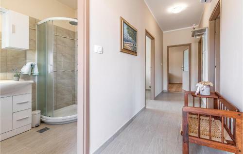 Two-bedroom Apartment In Liznjan