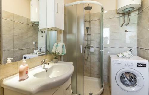 Two-bedroom Apartment In Liznjan