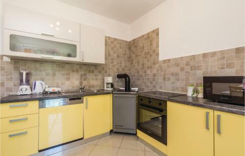 Awesome Apartment In Lovran W/ Wifi And 2 Bedrooms