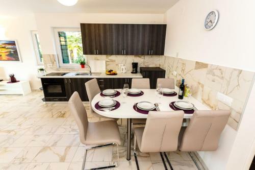 Hostal Apartments Adria