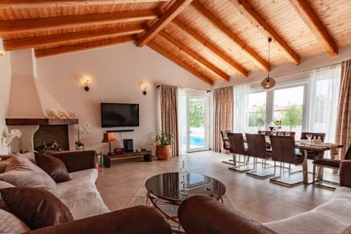 Five Bedroom Villa Emily With Pool In Medulin