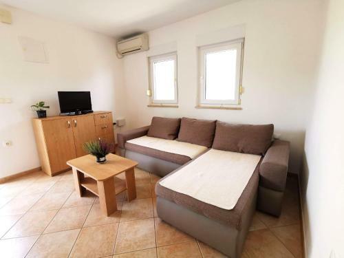 Apartment Dundo In Quiet Green Area