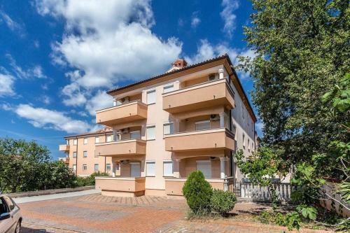 Apartment Beni With Terrace In Medulin