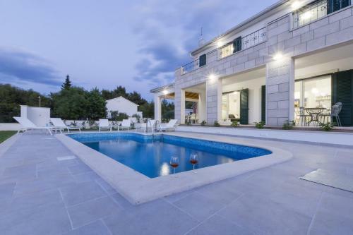 Family Villa Makarac