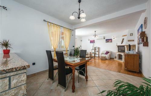 Three-bedroom Holiday Home In Nedescina
