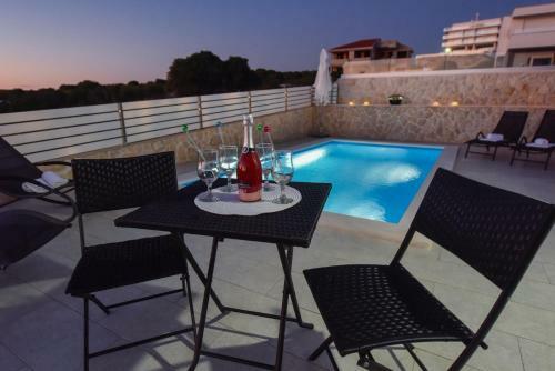 Funtastic C Apartment With Private Pool