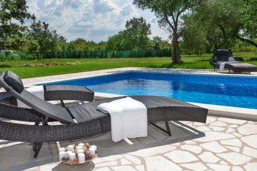 Apartment With Private Pool And Large Garden