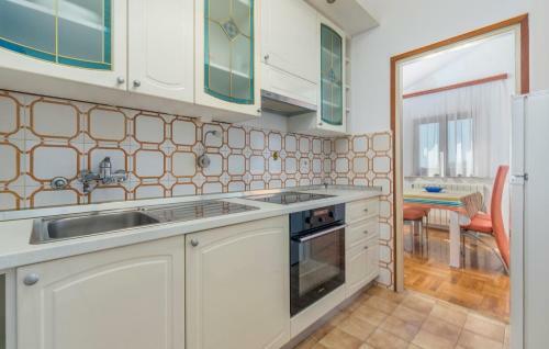 Hostal Apartment Complex Vetrina-shared Pool